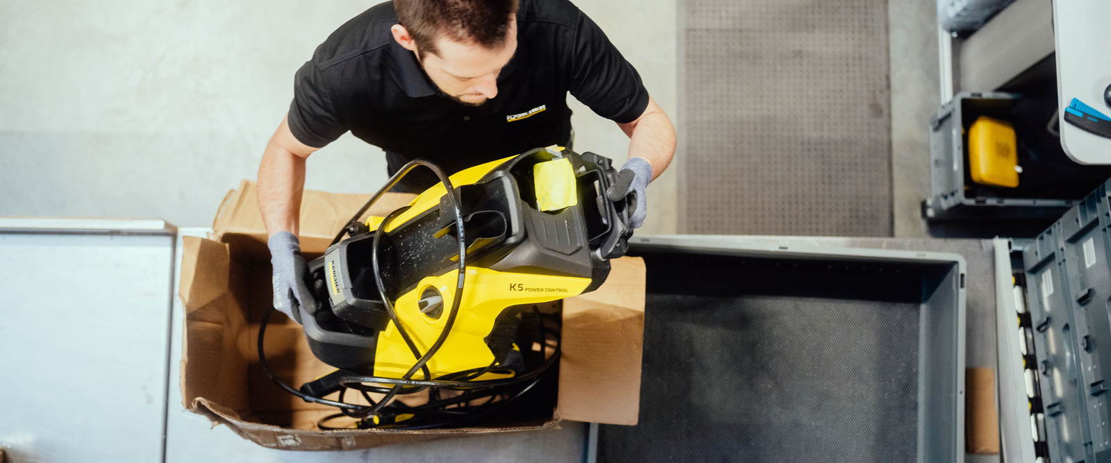 Ein einkommendes Gerät wird für die Reparatur im Service Center von Kärcher vorbereitet. Ein einkommendes Gerät wird für die Reparatur im Service Center von Kärcher vorbereitet.