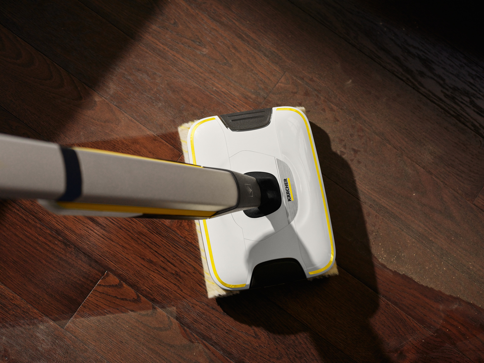 Cleaning parquet and laminate with a floor cleaner Cleaning parquet and laminate with a floor cleaner