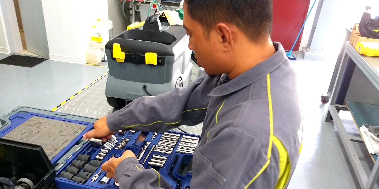 SERVICE SERVICE