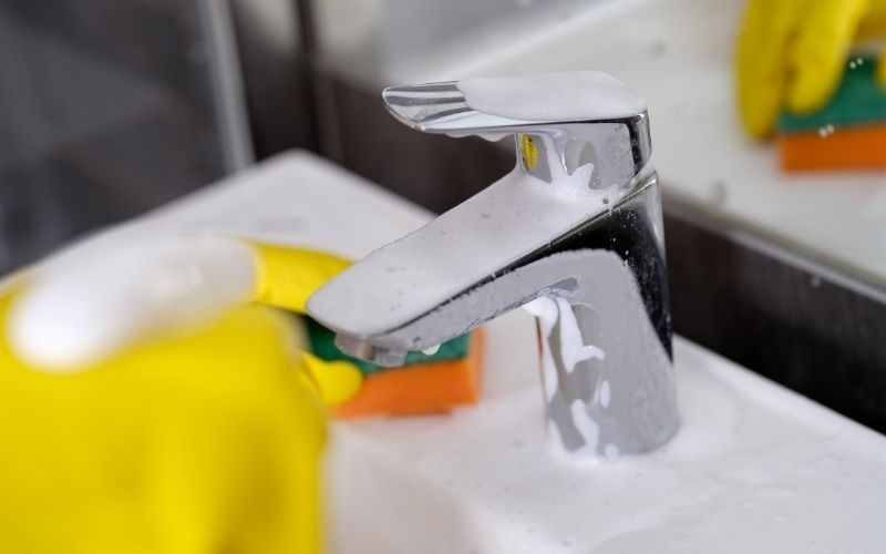 cách làm sạch đồ inox trong nhà tắm