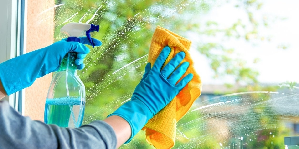 cách lau kính không để lại vết