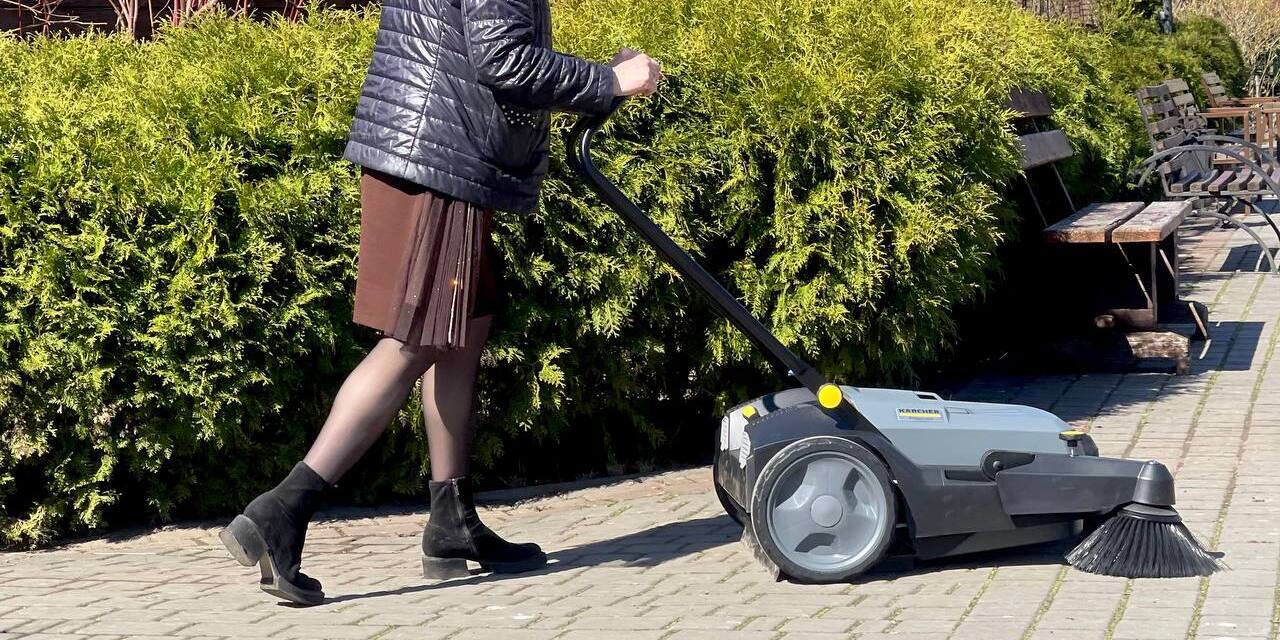 підмітання з Karcher KM 70/20 C підмітання з Karcher KM 70/20 C