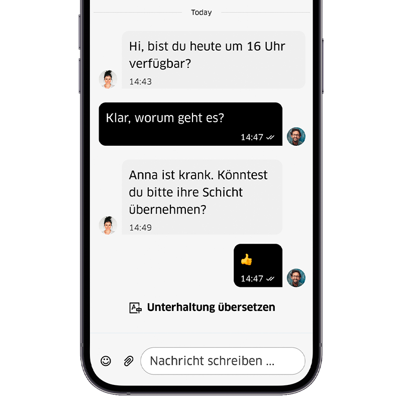 Bleiben Sie mit dem Chat in Connected Cleaning verbunden Handy mit offenem Chat zwischen Manager und Reinigungskraft