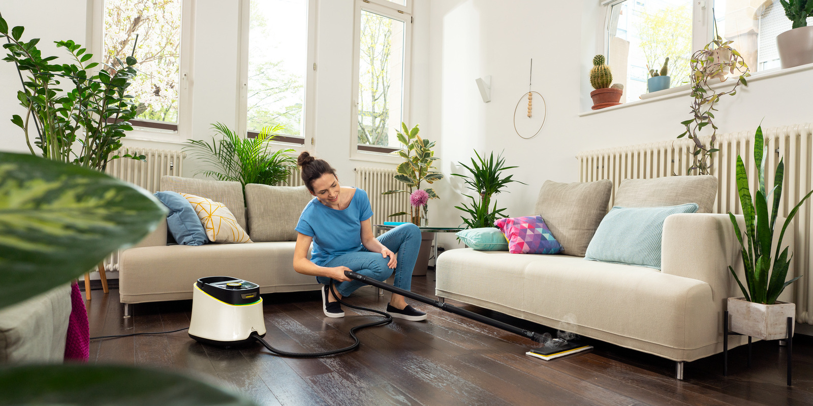 Čišćenje poda ispod kauča parnim čistačem