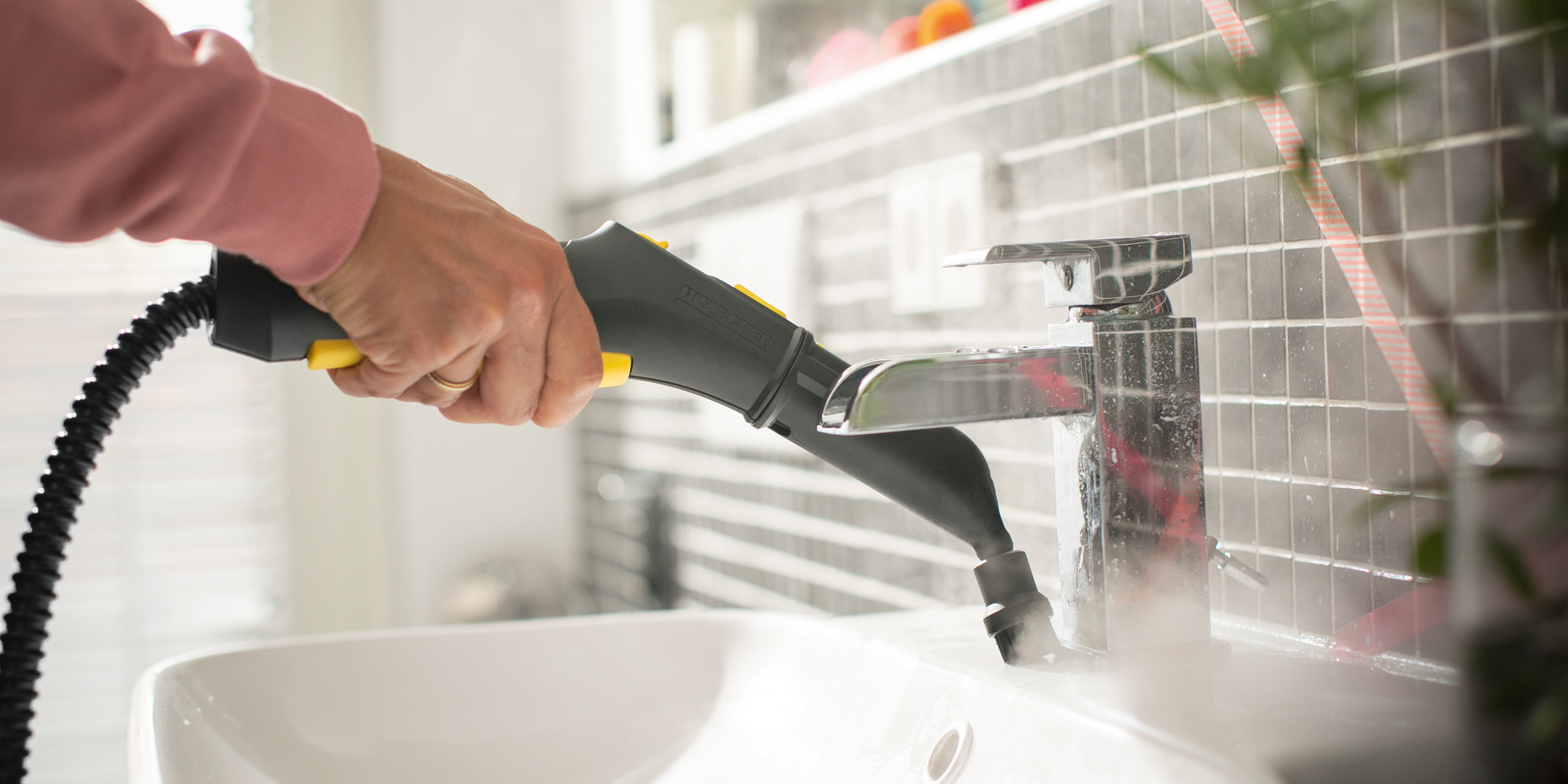 Čišćenje umivaonika parnim čistačem