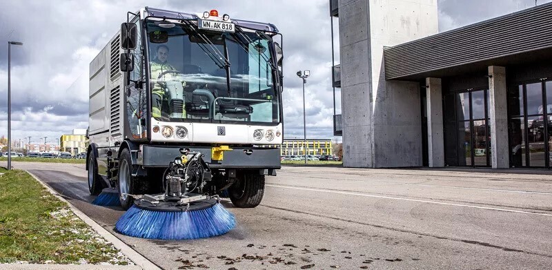 The manoeuvrable MC 250 sweeper in use in the city