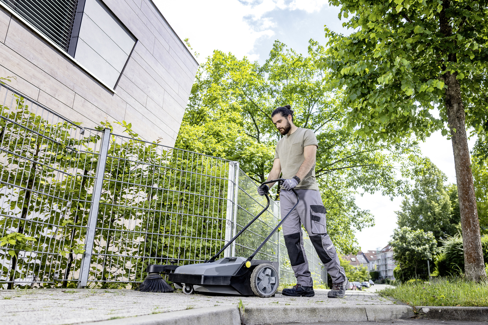 Balayeuses à guidage manuel et autoportées KM