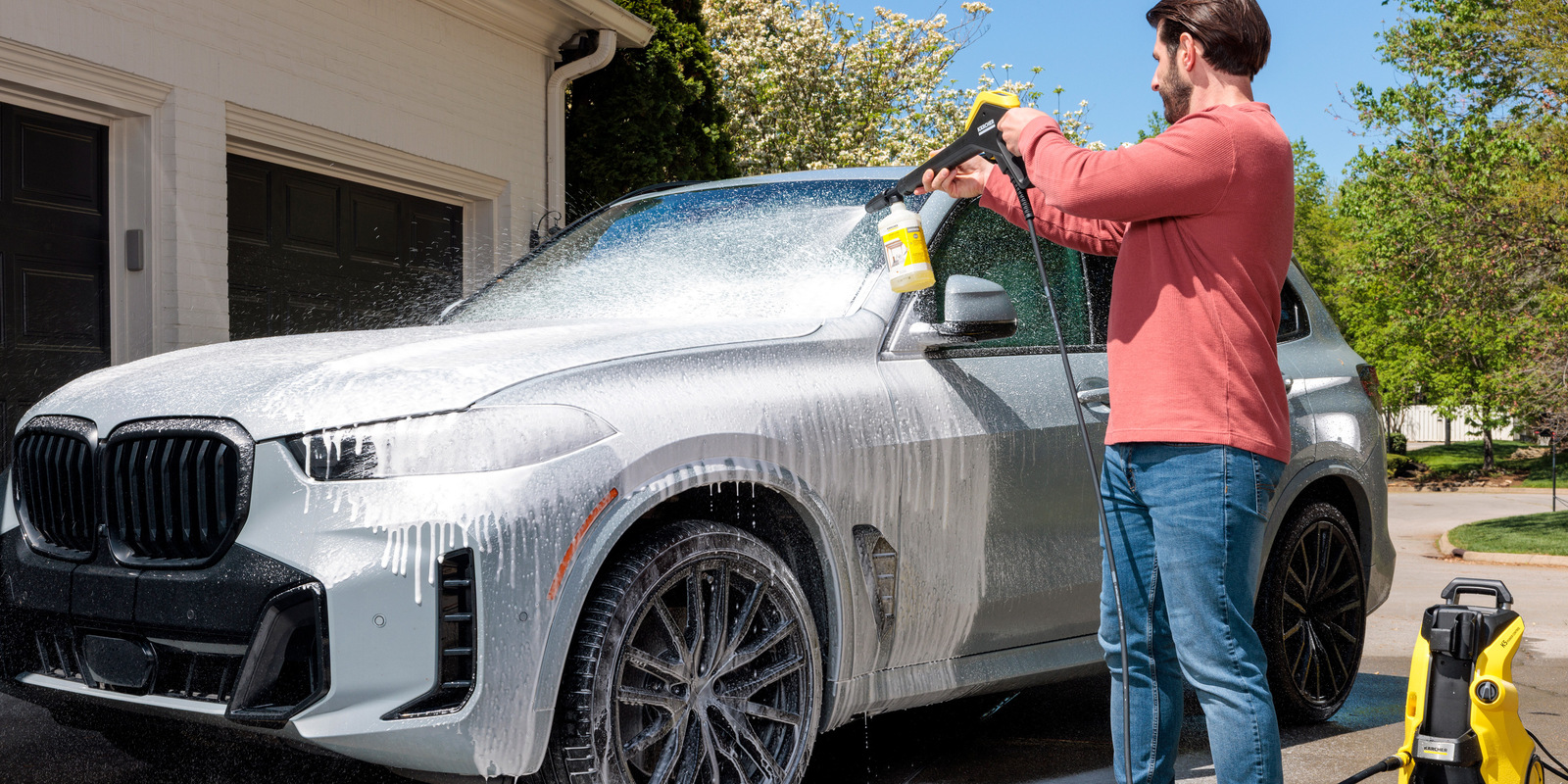 Apply cleaner Kärcher tip: Apply cleaner to car
