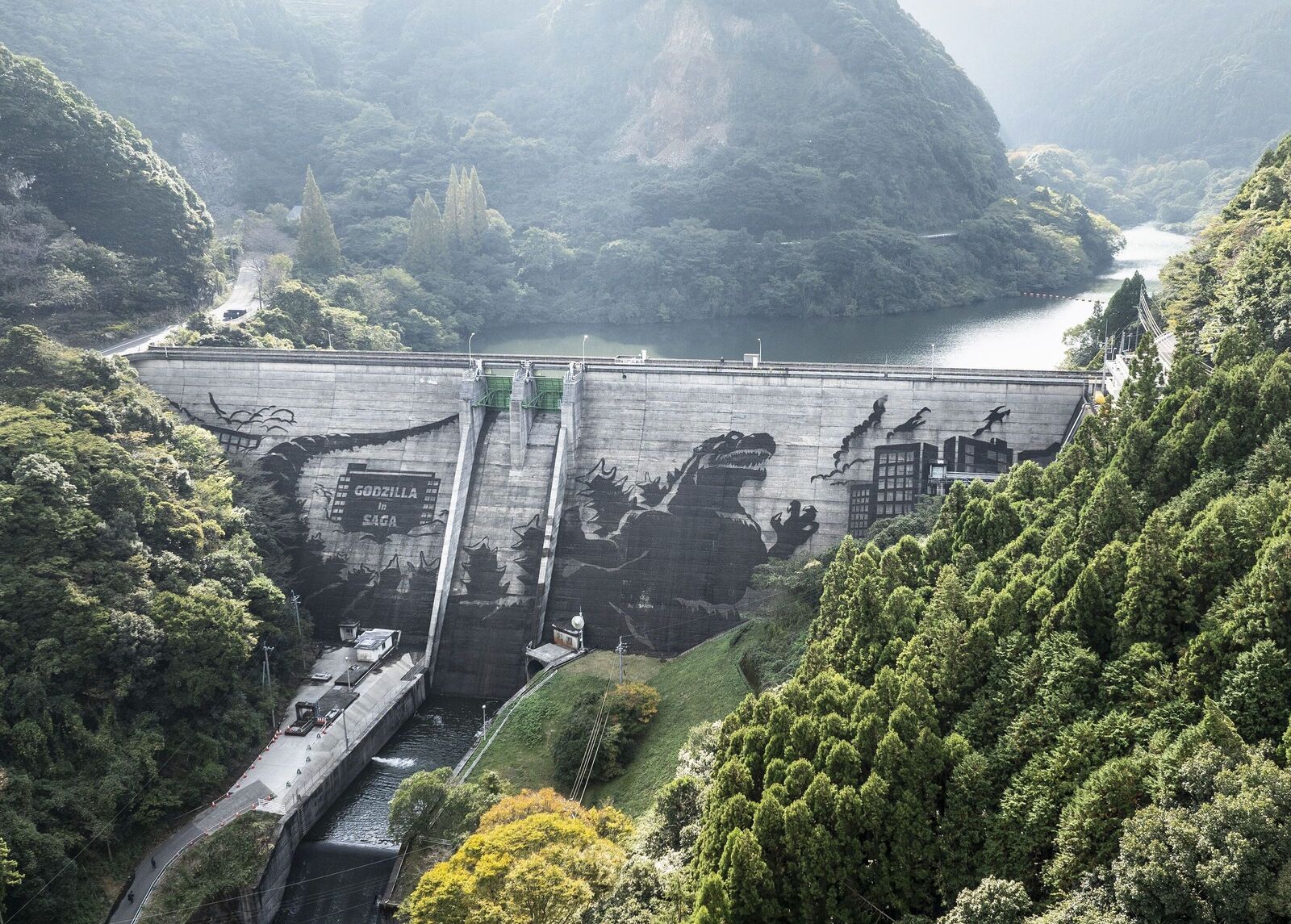 Climbers put the reverse graffiti on the dam. Climbers put the reverse graffiti on the dam.