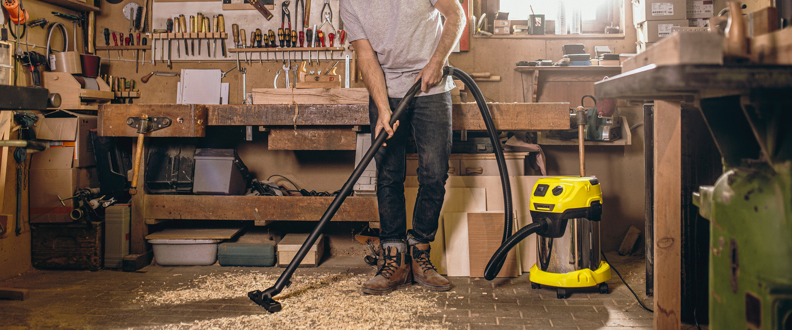 Usisavanje piljevine Karcher višenamjenskim usisavačem