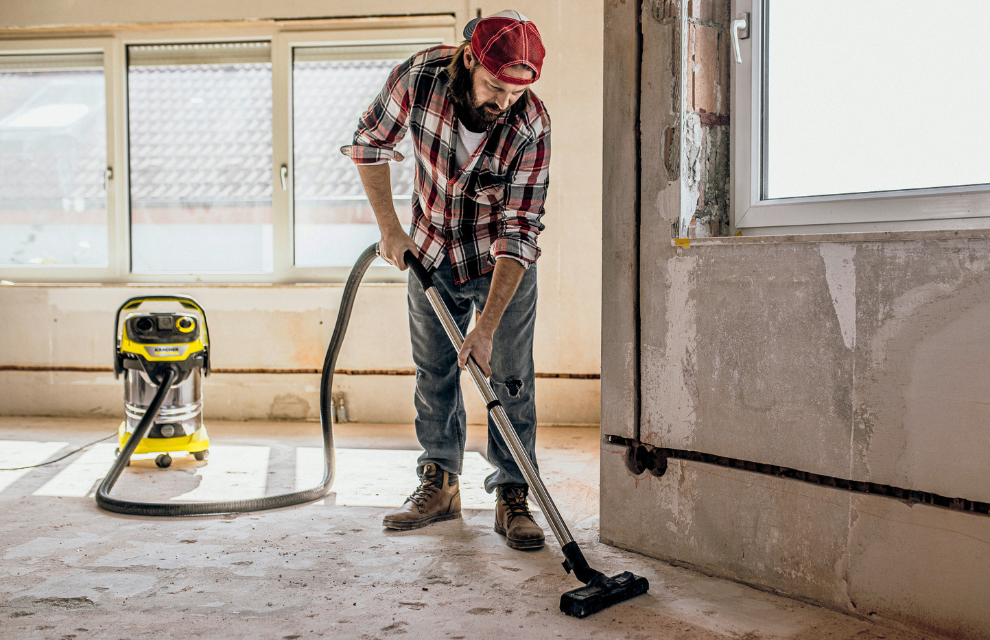 Muškarac roštilja na Weber roštilju