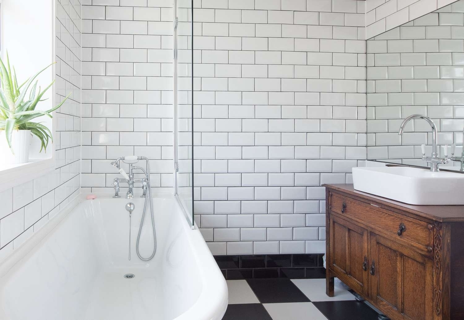 cách tẩy trắng gạch nhà vệ sinh