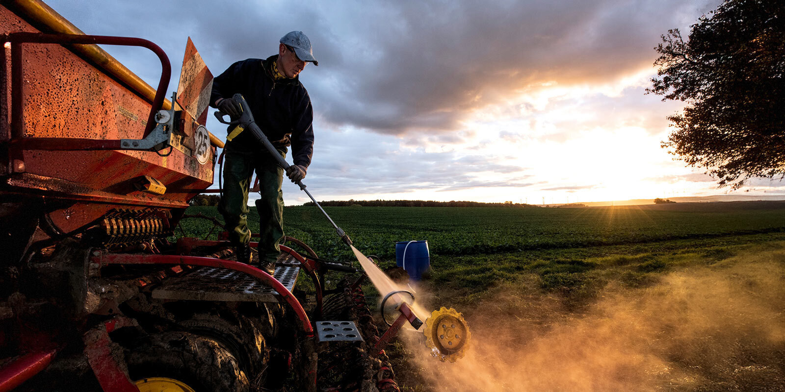 Limpeza de Equipamentos Agrícolas Profissional realizando a limpeza de maquinário agrícola com lavadora de alta pressão