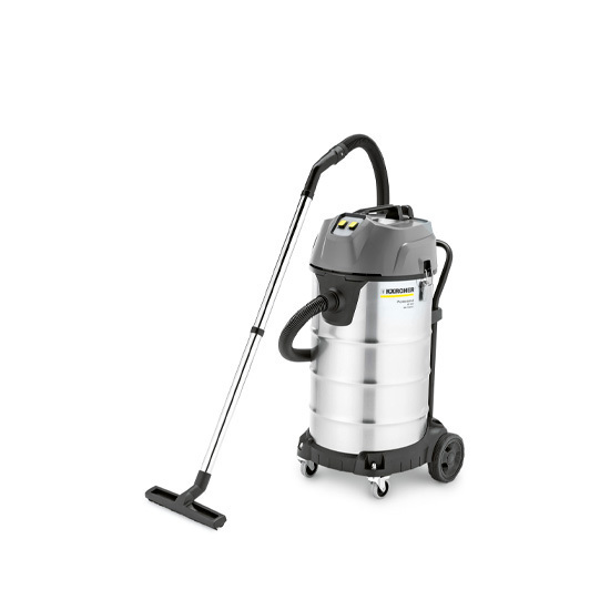 Limpeza Interna de Avião Agrícola Pessoa realizando aspiração de cabine de avião agrícola