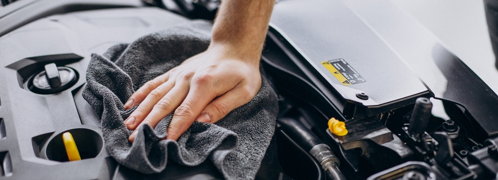 cách rửa khoang máy ô tô