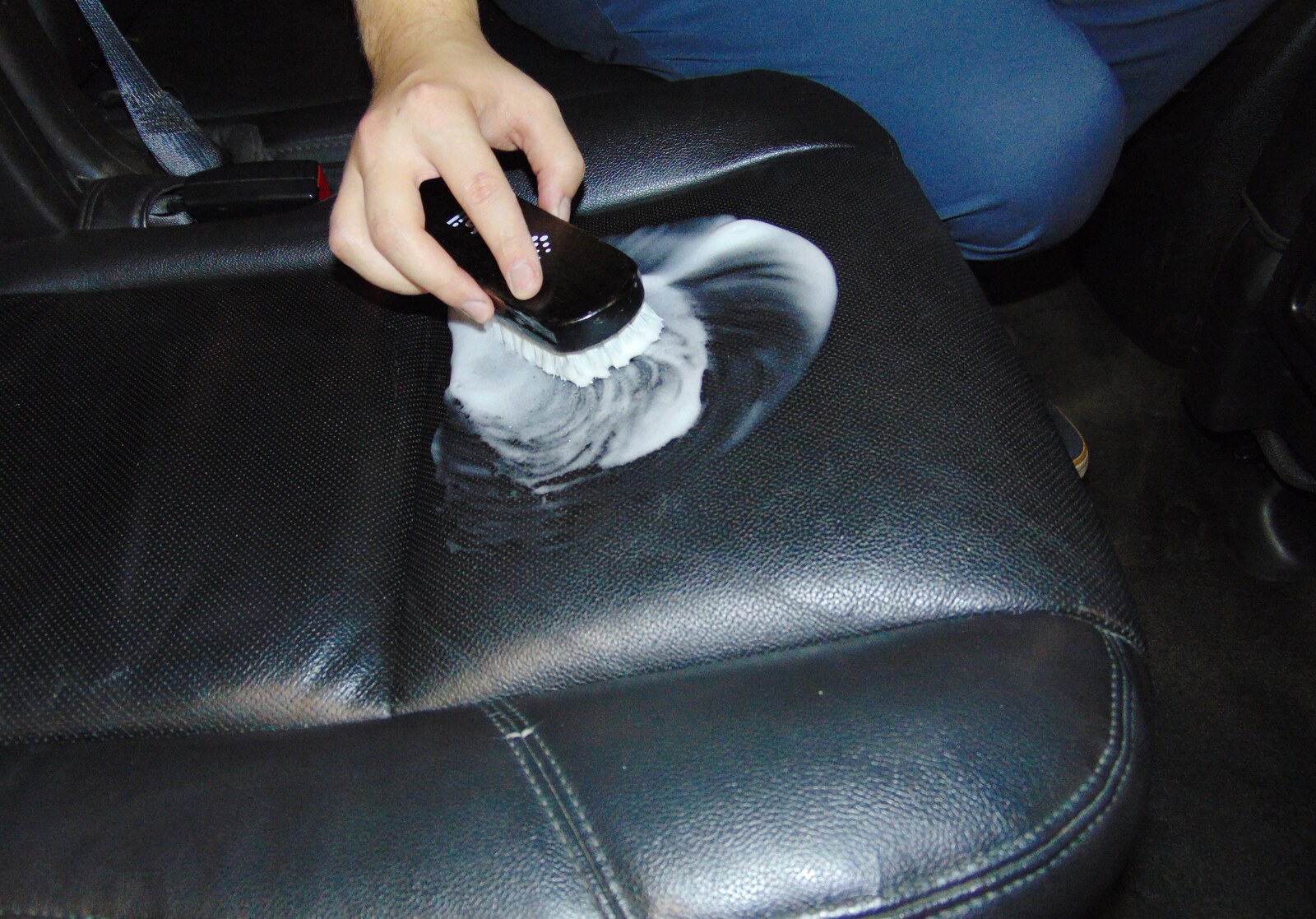 vệ sinh ghế da ô tô