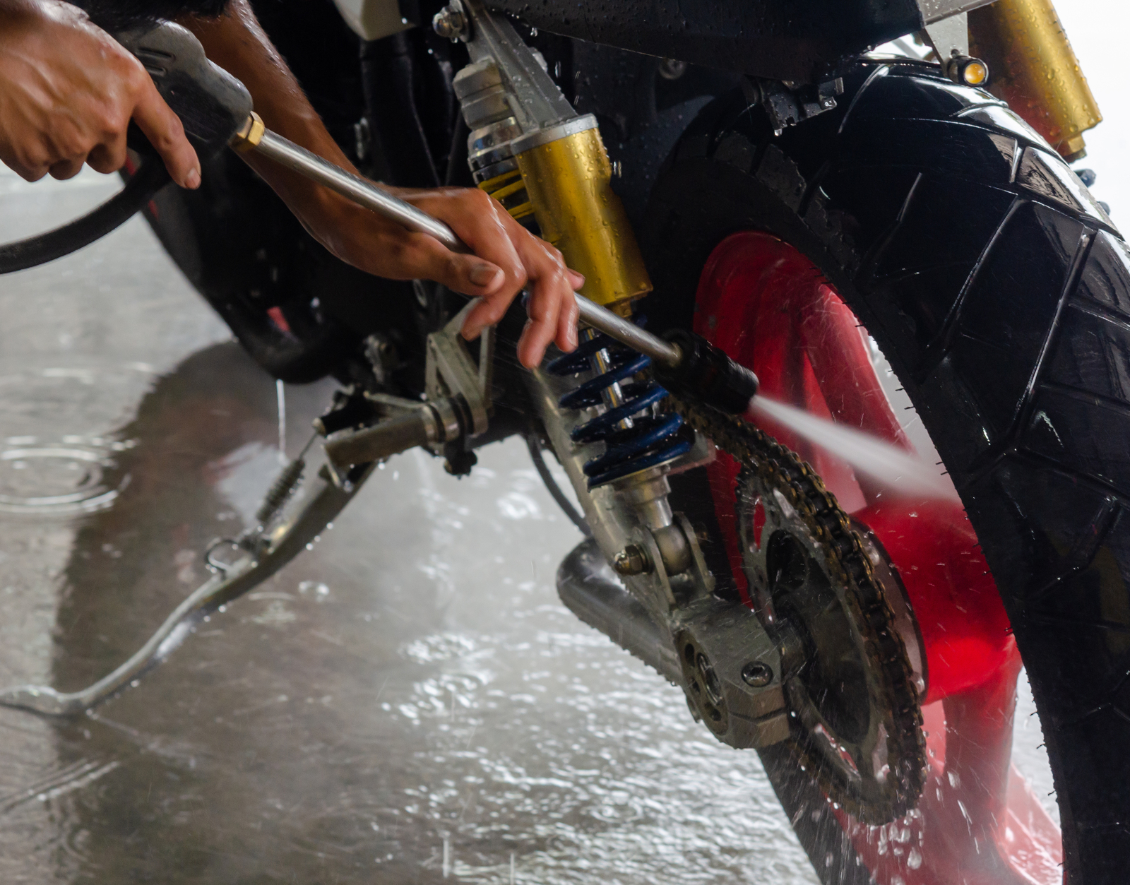 vệ sinh xe máy từ trong ra ngoài