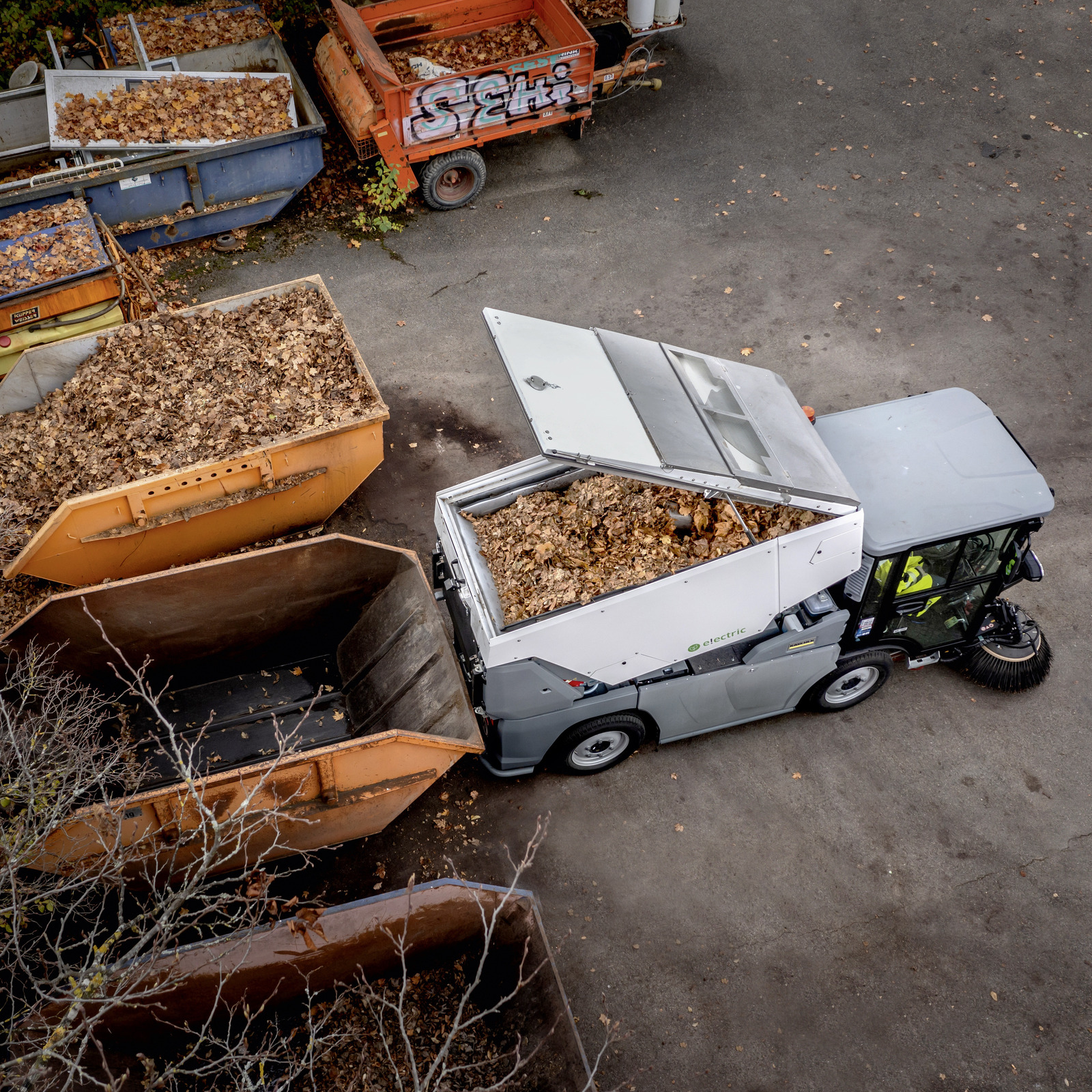 Stainless steel waste container of the MC 250 e!ectric Stainless steel waste container of the Kärcher MC 250 e!ectric