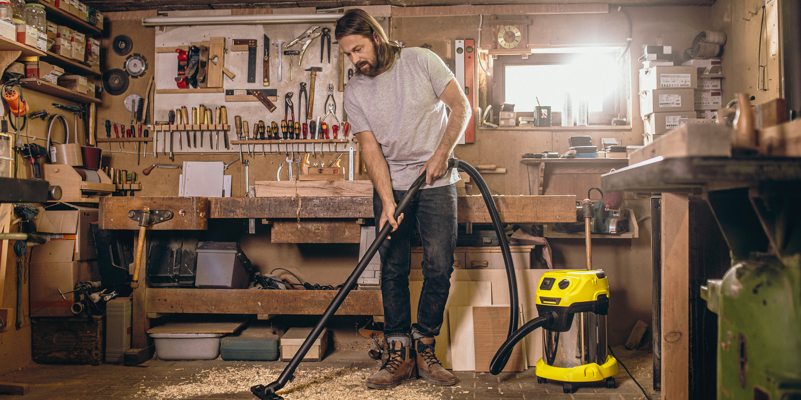 Usisavanje piljevine Karcher višenamjenskim usisavačem