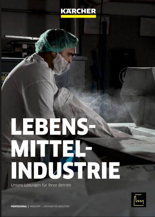 Lebensmittelindustrie Sales Guide  Dieses Kärcher-Titelbild zeigt eine Person in hygienischer Arbeitskleidung, bestehend aus grünem Haarnetz, Bartschutz und weißem Kittel, bei der Arbeit in einer industriellen Umgebung. Die Person steht neben einem großen Gerät oder Behälter, aus dem Dampf oder Rauch aufsteigt, was auf einen Reinigungsprozess oder die Verarbeitung von Lebensmitteln hindeutet.  Der Titel "LEBENSMITTEL-INDUSTRIE" ist groß und weiß im unteren Teil des Bildes platziert, gefolgt von "Unsere Lösungen für Ihren Betrieb". Oben befindet sich das Kärcher-Logo. Unten links steht "PROFESSIONAL | INDUSTRY | LEBENSMITTELINDUSTRIE" und unten rechts ein gelbes Fabriksymbol. Die Beleuchtung ist eher gedämpft, was eine funktionale, industrielle Atmosphäre schafft.