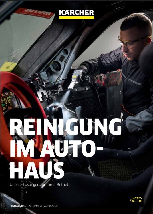 Autoindustrie Sales Guide  Dieses Kärcher-Titelbild zeigt eine Person, die in der Kabine eines Sport- oder Rennwagens mit einem Reinigungsgerät arbeitet. Die Person trägt Schutzbrille und Arbeitskleidung und konzentriert sich auf die Reinigung des Innenraums, wobei ein feiner Sprühnebel sichtbar ist.  Der Innenraum des Fahrzeugs ist detailreich zu sehen, mit einem roten Lenkrad, digitalen Anzeigen und einem spartanischen, rennwagen-typischen Design.  Der Titel "REINIGUNG IM AUTOHAUS" ist groß und weiß im unteren Teil des Bildes platziert, gefolgt von "Unsere Lösungen für Ihren Betrieb". Oben befindet sich das Kärcher-Logo. Unten links steht "PROFESSIONAL | AUTOMOTIVE | AUTOHÄUSER" und unten rechts ein gelbes Autosymbol. Die Beleuchtung ist eher gedämpft und auf den Arbeitsbereich fokussiert.