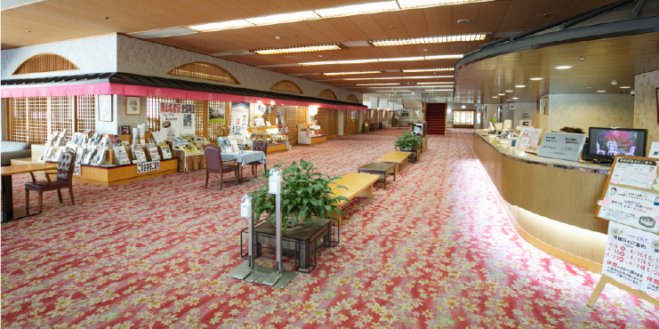 ロビーは奥まで絨毯敷きで、什器や備品が立ち並ぶ