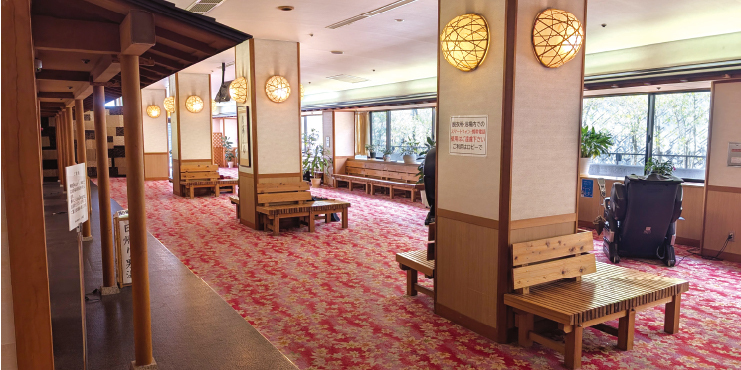 日帰り温泉は、地元住民の憩いの場として人気だ