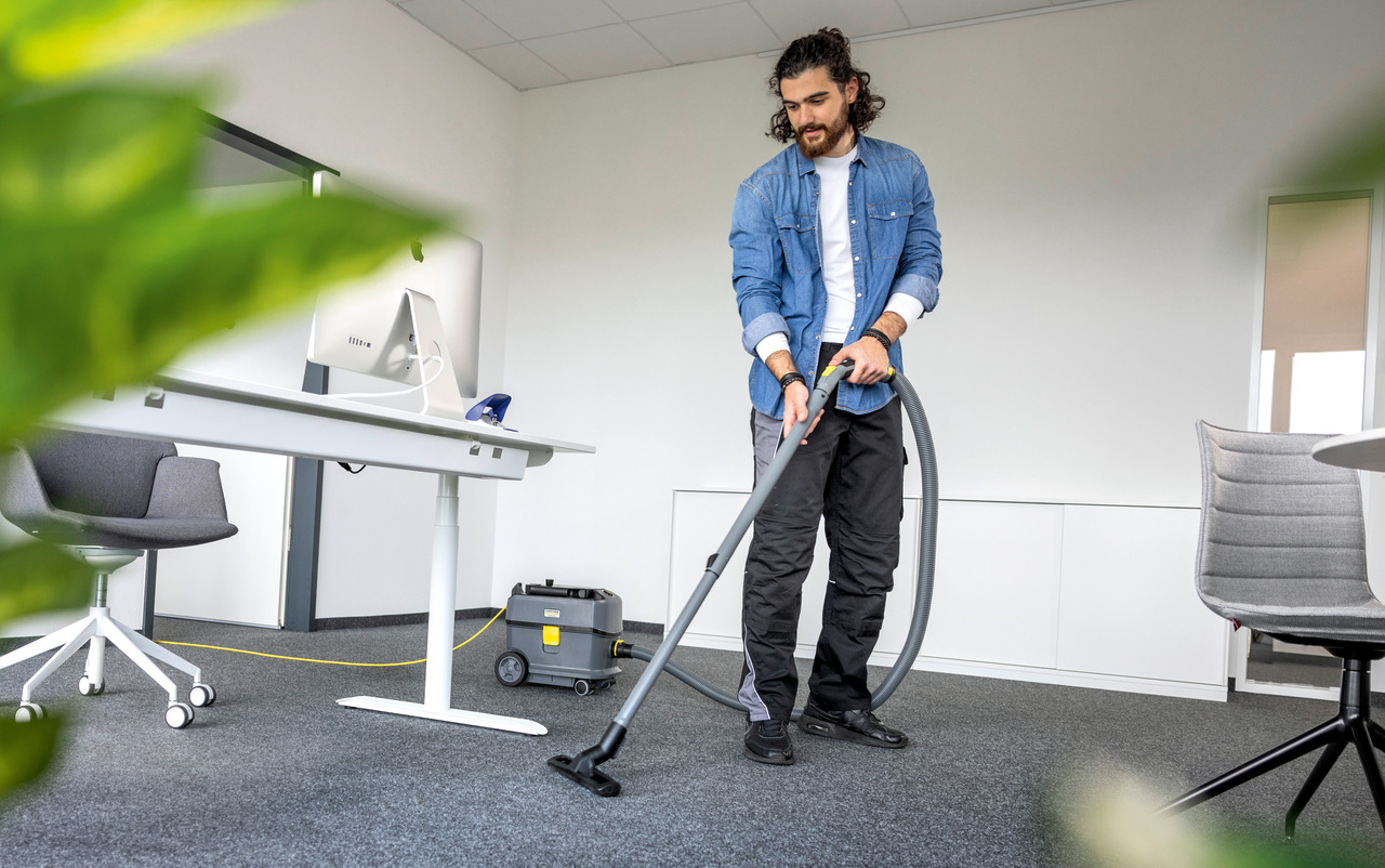Aspirateur poussière sur batterie 