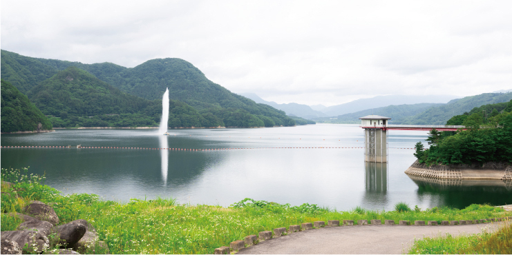 七ヶ宿ダム湖のシンボル、大噴水を望む