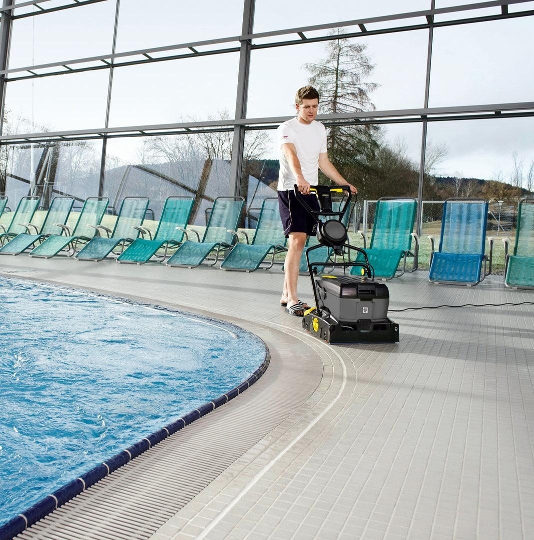 dụng cụ vệ sinh hồ bơi