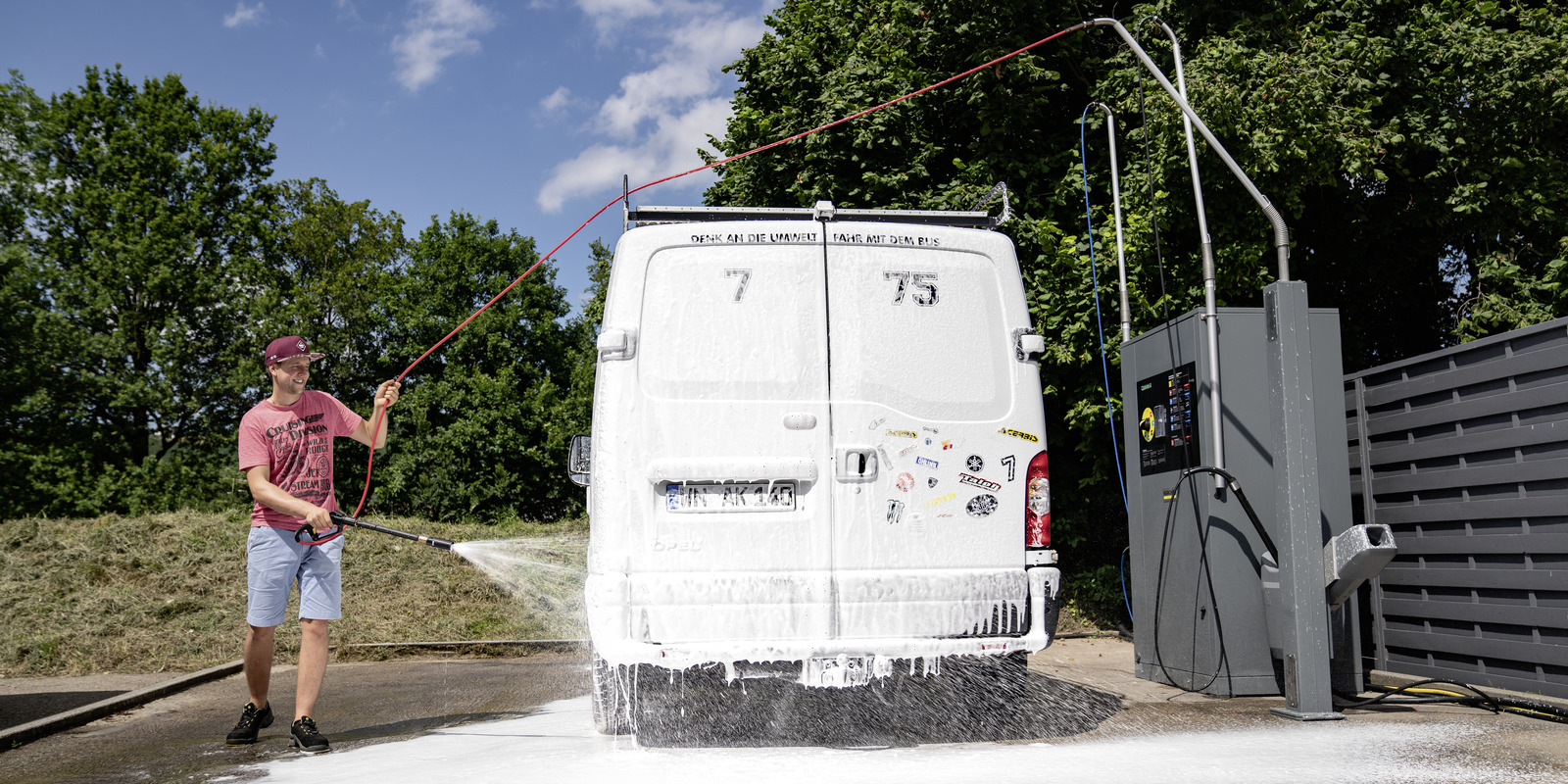 Compact wet and dry vacuum cleaners