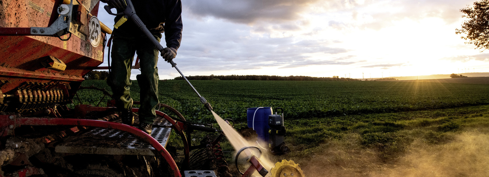 Lavar Trator Agrícola e Colhedeira Trabalhador fazendo a lavagem de trator agrícola