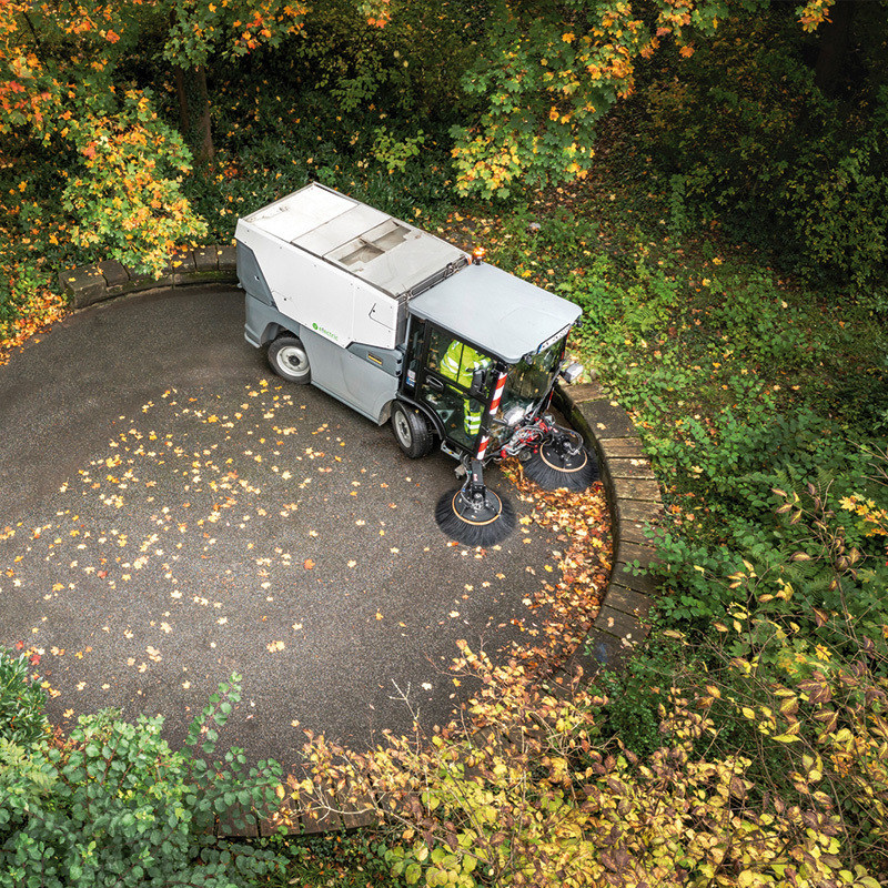 Balayeuse de voirie avec un système à deux brosses