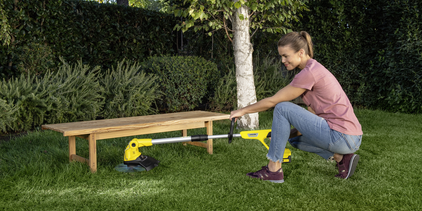 Battery lawn trimmer