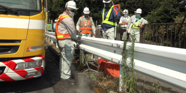 道路の雑草除去
