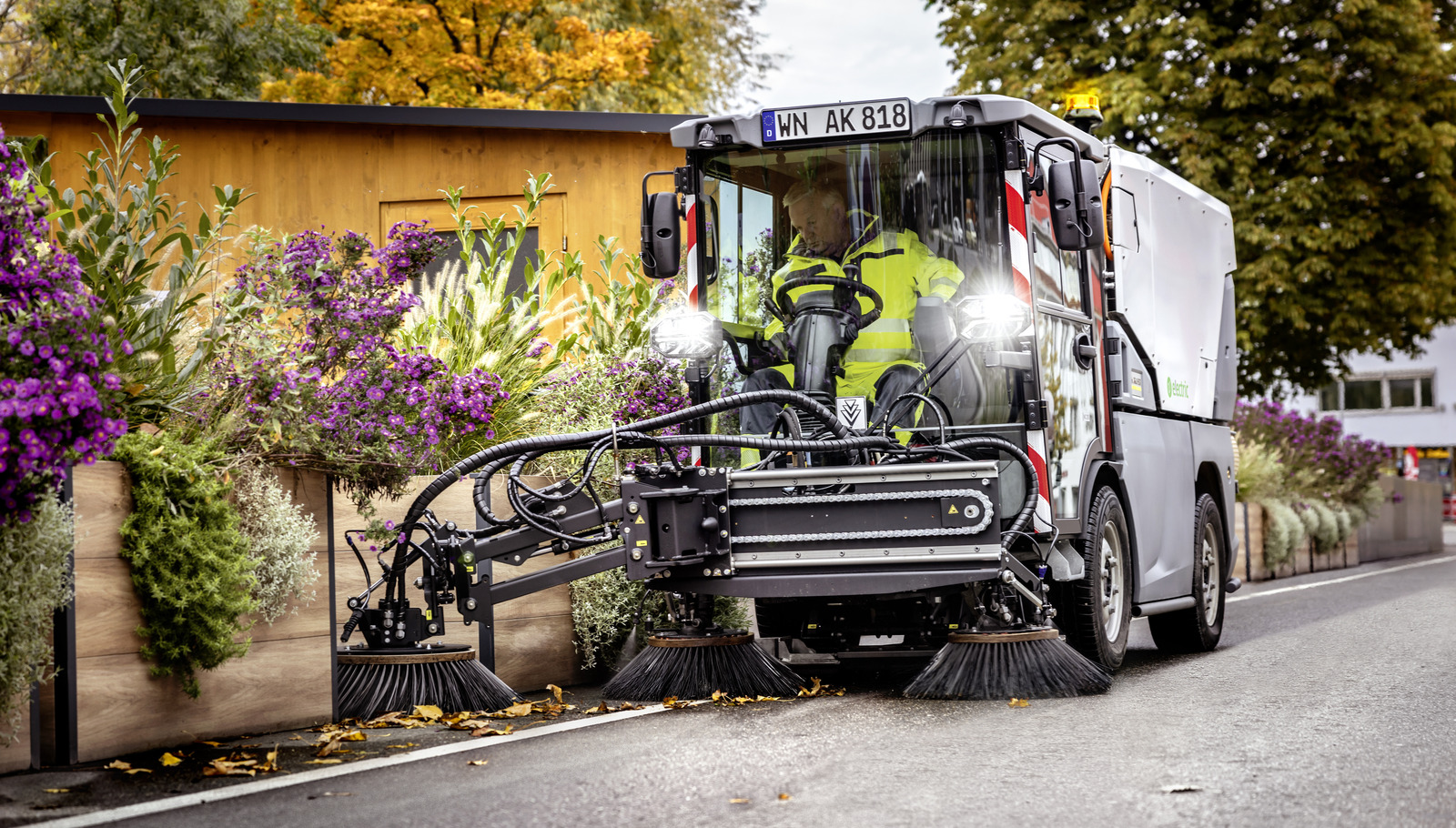 The manoeuvrable MC 250 sweeper in use in the city