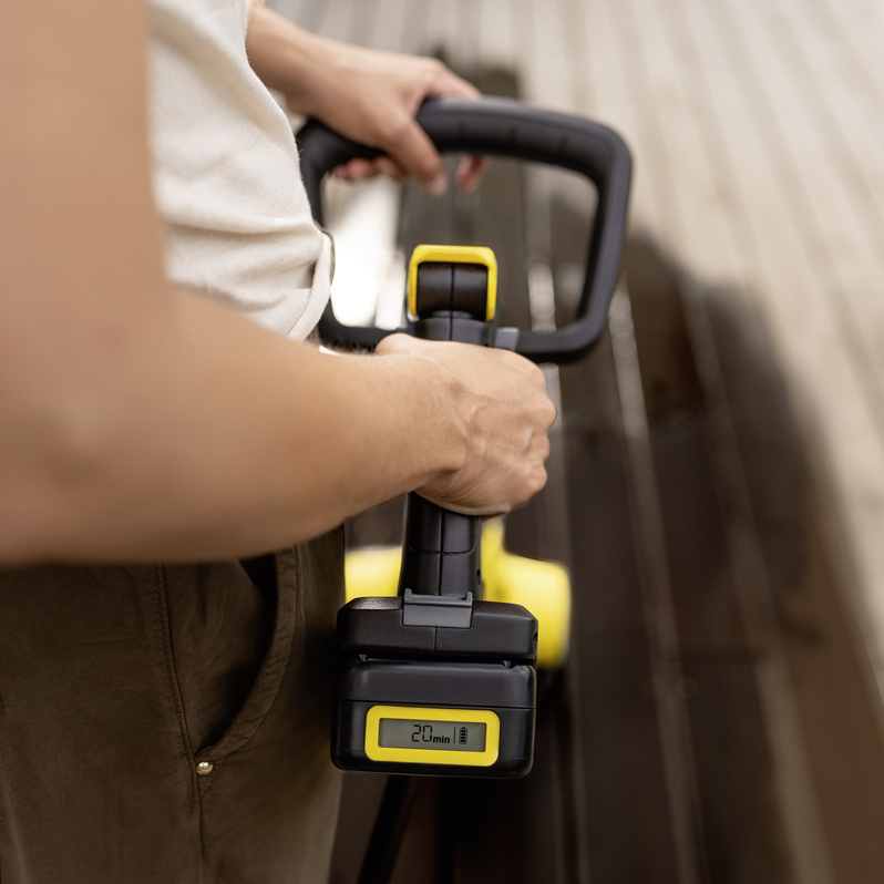 Den Terrassenreiniger gibt es mit 18 V Kärcher Battery Power- Wechselakku