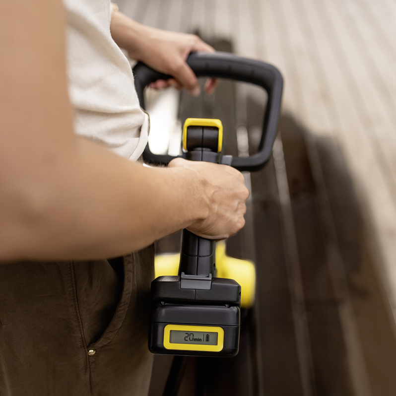 Le nettoyeur de terrasse est disponible avec une batterie interchangeable Kärcher Battery Power 18 V