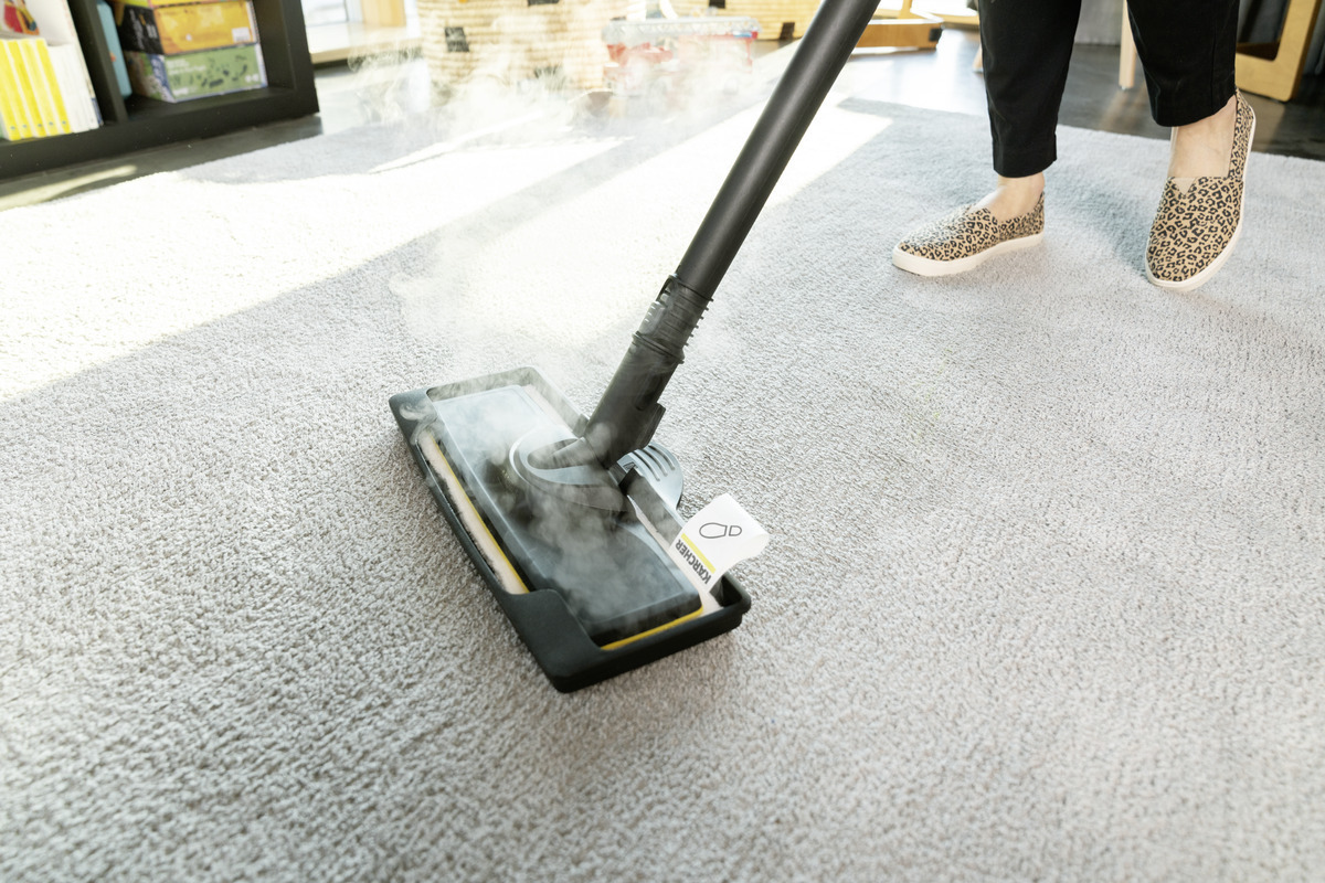 Refreshing carpet fibres with the steam cleaner Refreshing carpet fibres with the Kärcher steam cleaner