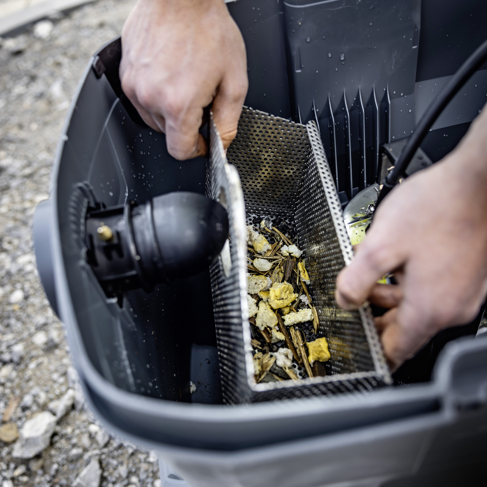 Self-cleaning function of the roller brush Self-cleaning function of the roller brush