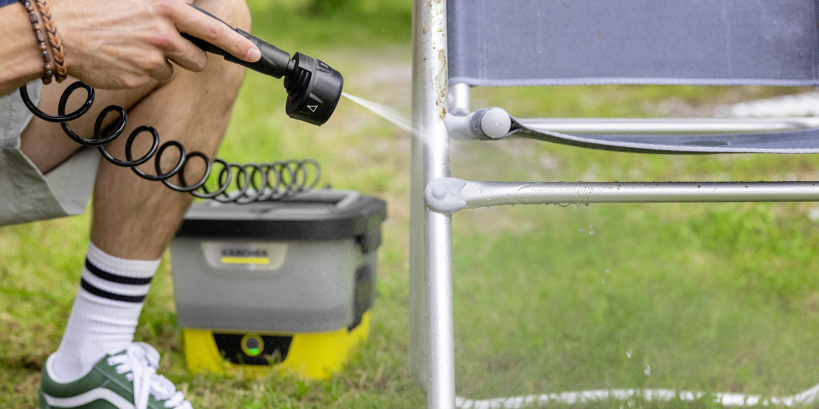 Campingstuhl von Hand reinigen Ein Campingstuhl wird mit Kärcher Reinigungsmittel und einem Schwamm gereinigt