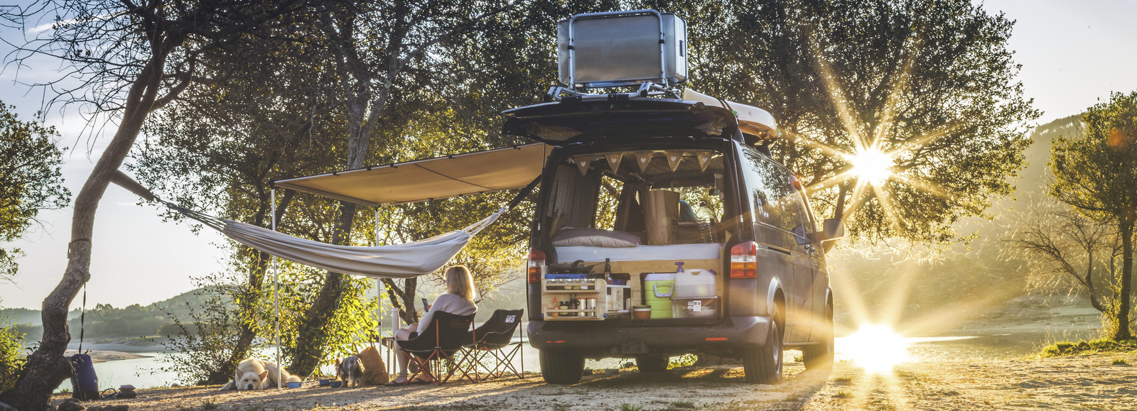 Camping an einem See Camping an einem See mit Camper