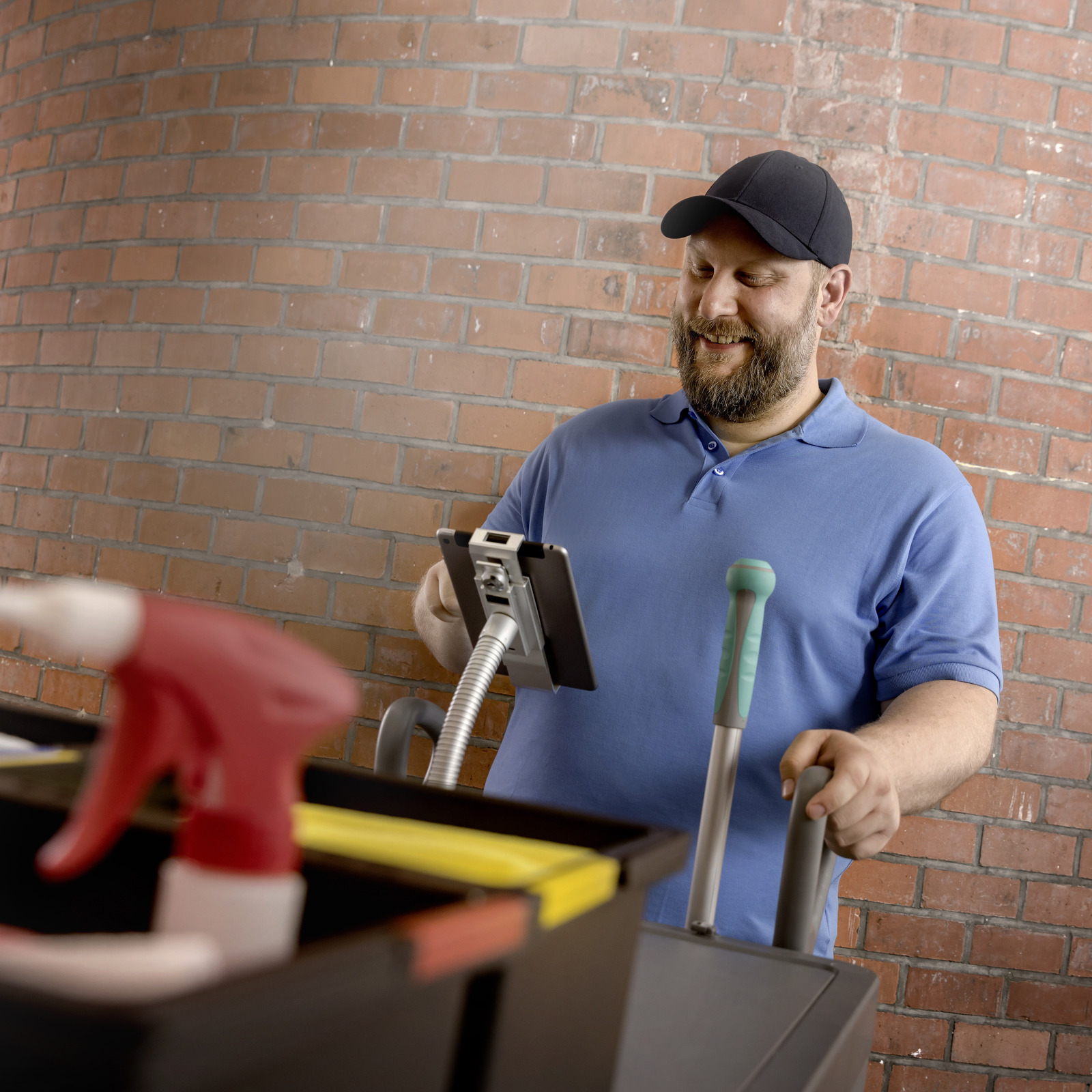 Reinigungskraft bei der manuellen Reinigung