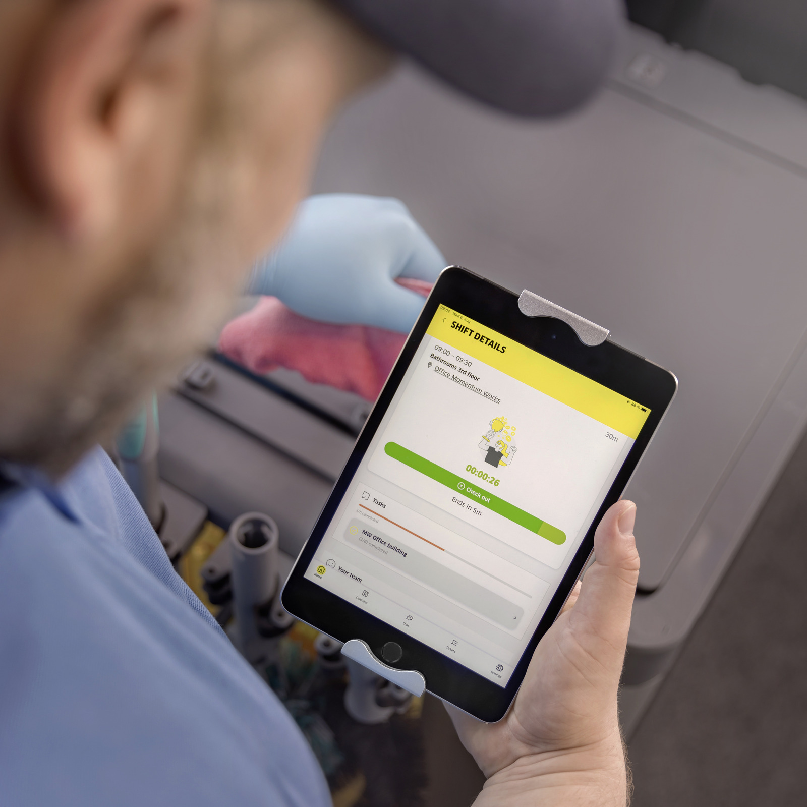 Einfacher Check-in und Check-out für Fachkräfte: Connected Cleaning Reinigungsfachkraft checkt in ihre Schicht in der Connected Cleaning app ein