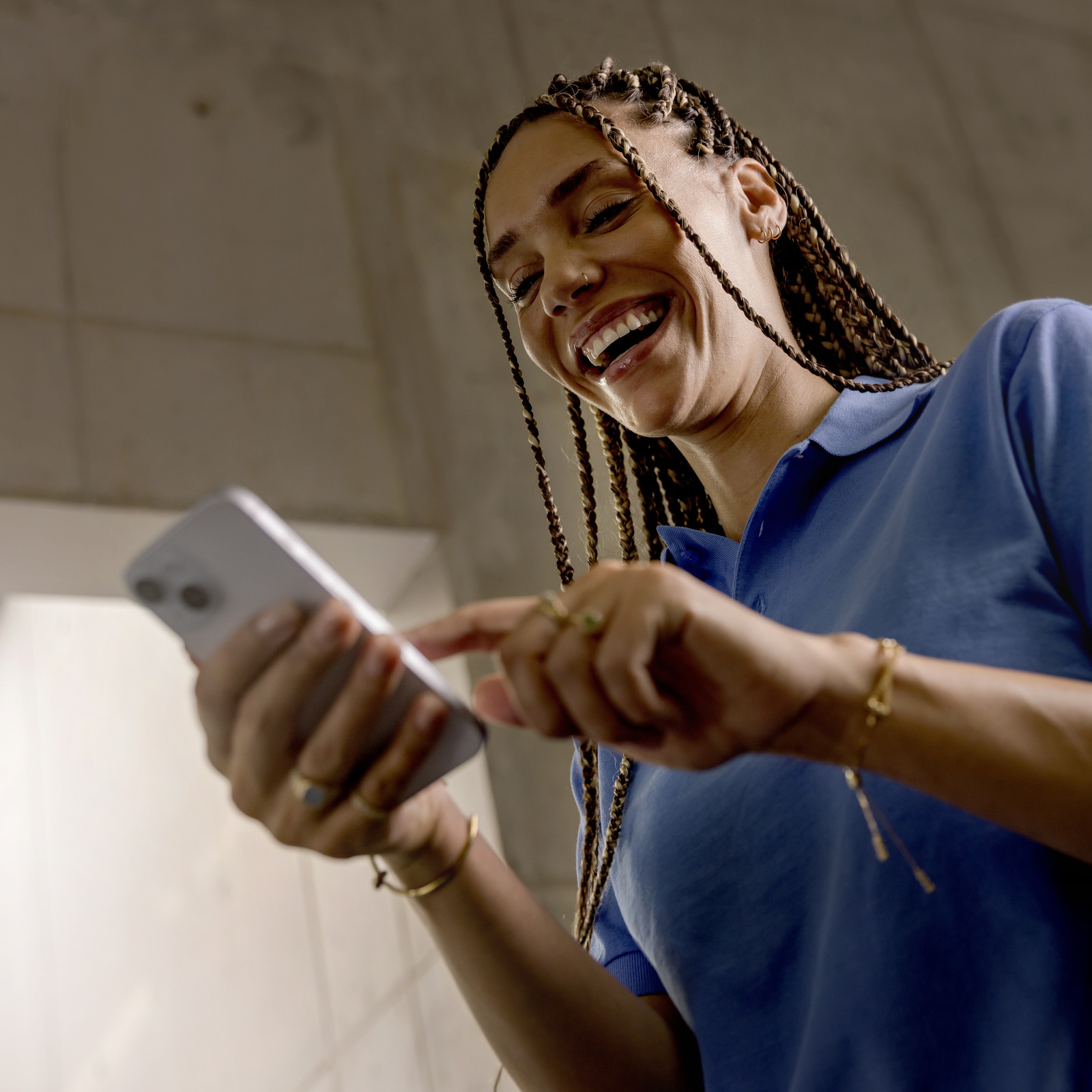 Einfach nutzbare Handy-App für Ihr Reinigungsteam: Connected Cleaning Lächelnde Reinigungskraft zeigt Connected Cleaning App mit offenem Chat