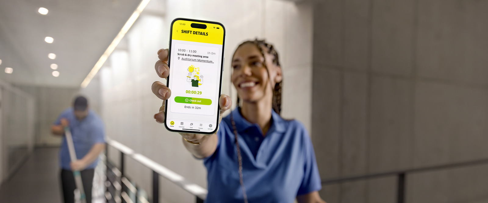Connected Cleaning hilft Managern, den Überblick über die Arbeit ihres Teams zu behalten Lächelnde Managering arbeitet in Connected Cleaning