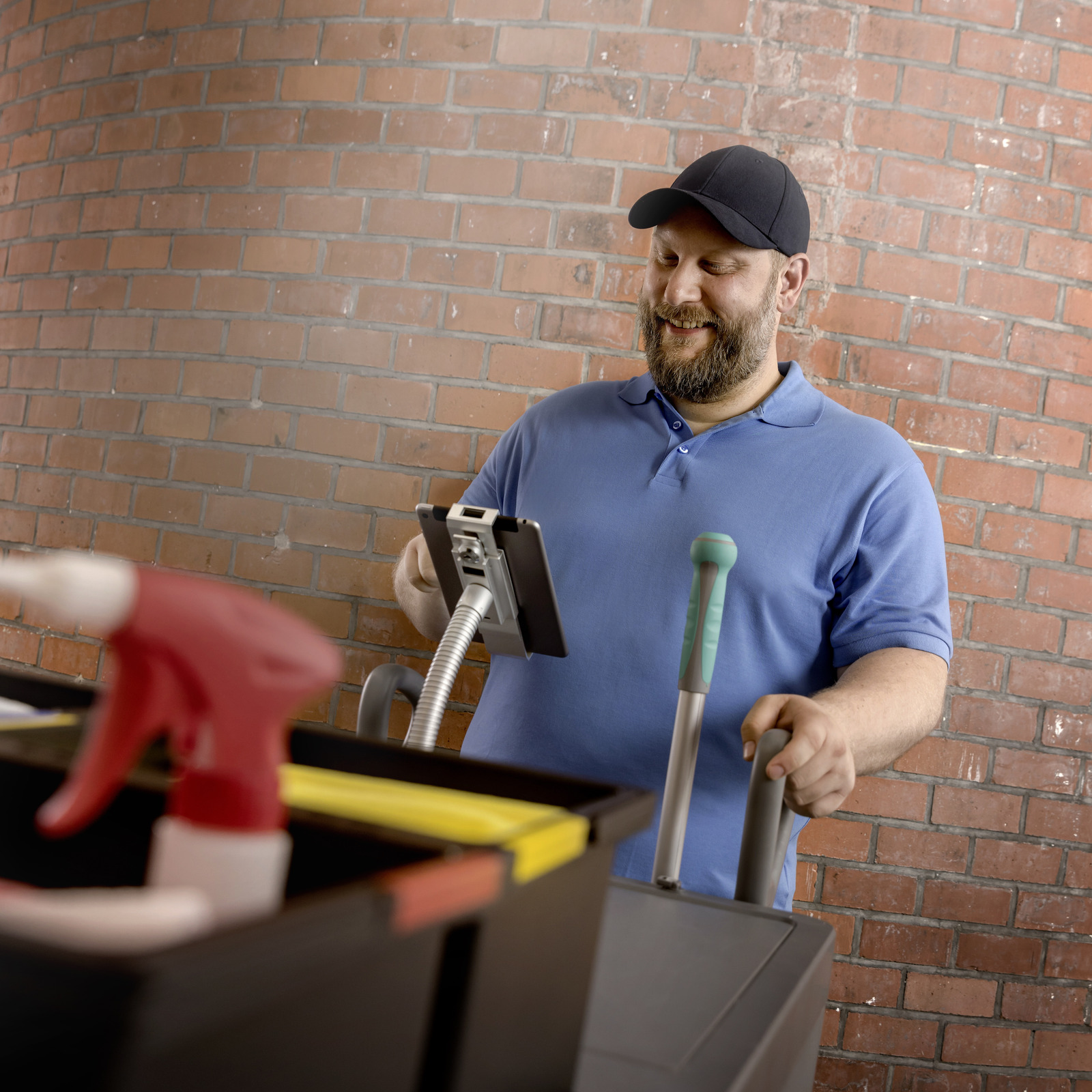 Manage your workforce with Connected Cleaning Cleaning professional doing manual cleaning