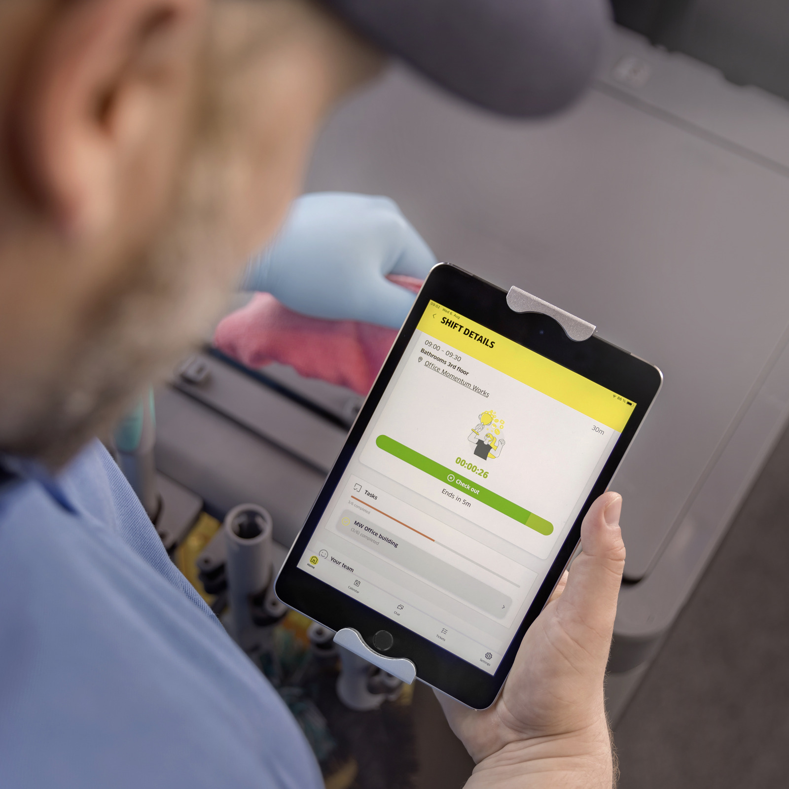 Easy check-in and check-out for cleaners: Connected Cleaning Cleaning professional checks into her shift on the Connected Cleaning mobile app
