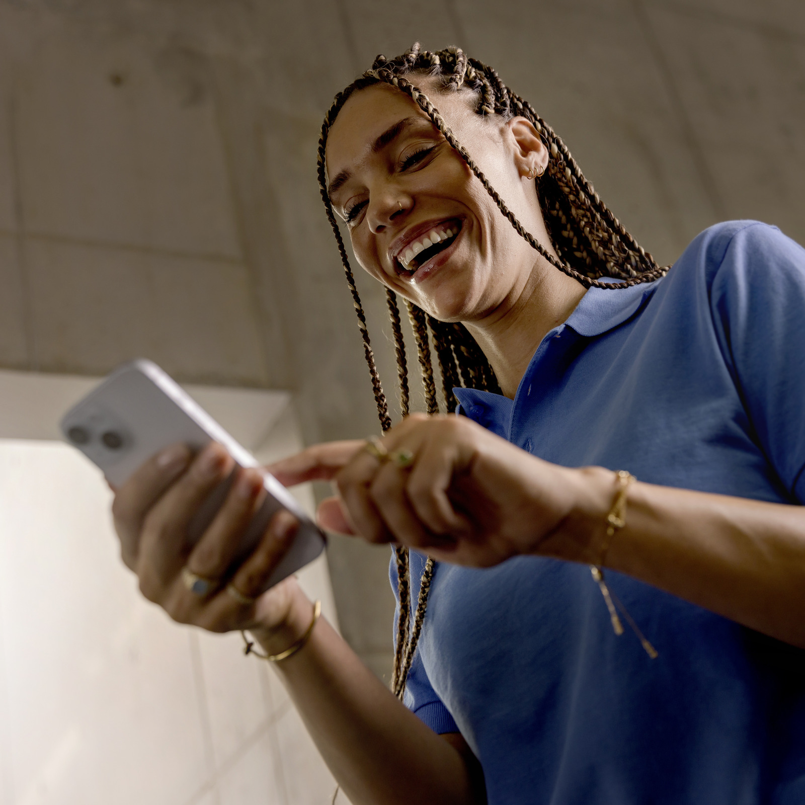 Easy-to-use mobile app for your cleaning team: Connected Cleaning Smiling cleaner shows Connected Cleaning app with open chat