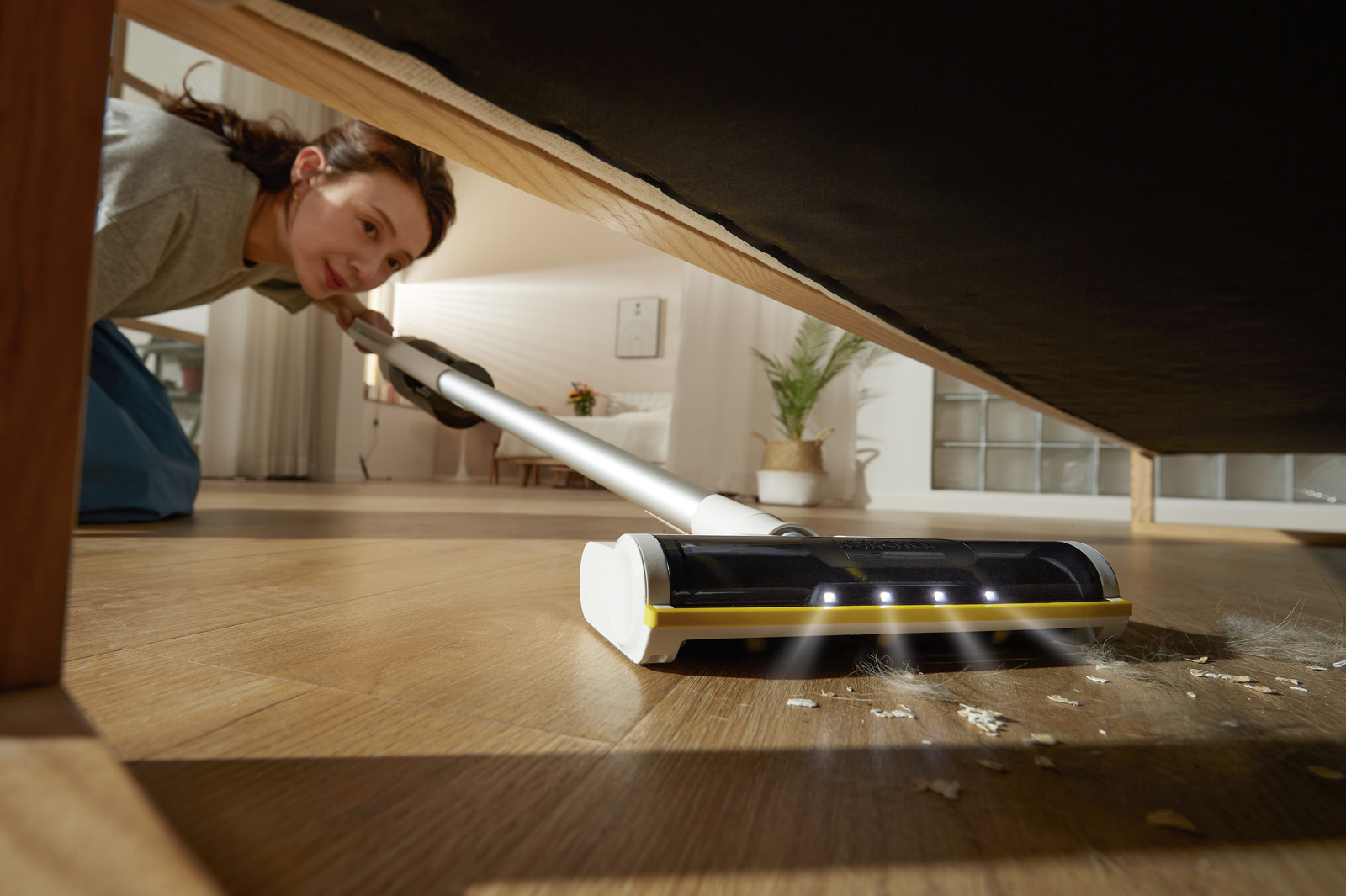 Clean the bedroom with a battery-powered vacuum cleaner 